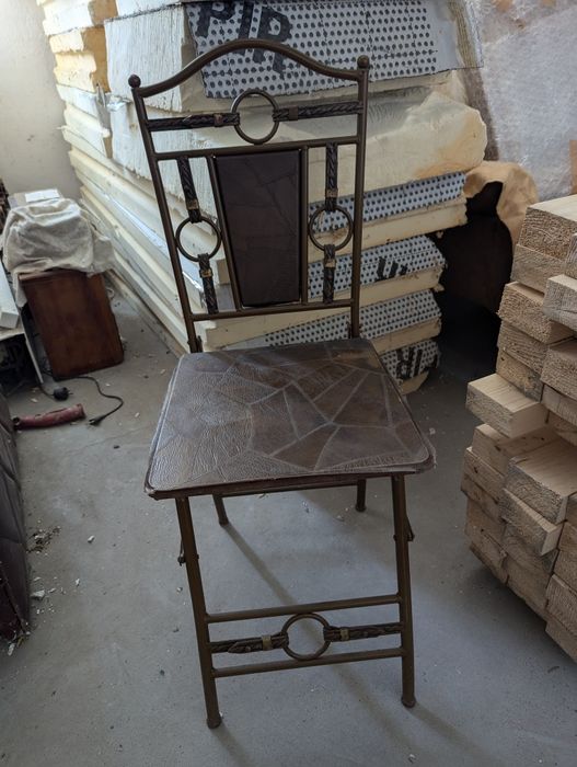 Stylowe krzesło metalowe z elementami skórzanymi