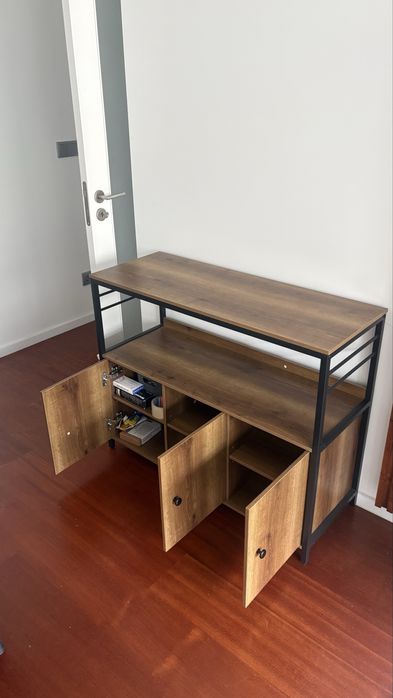 Movel aparador com três portas