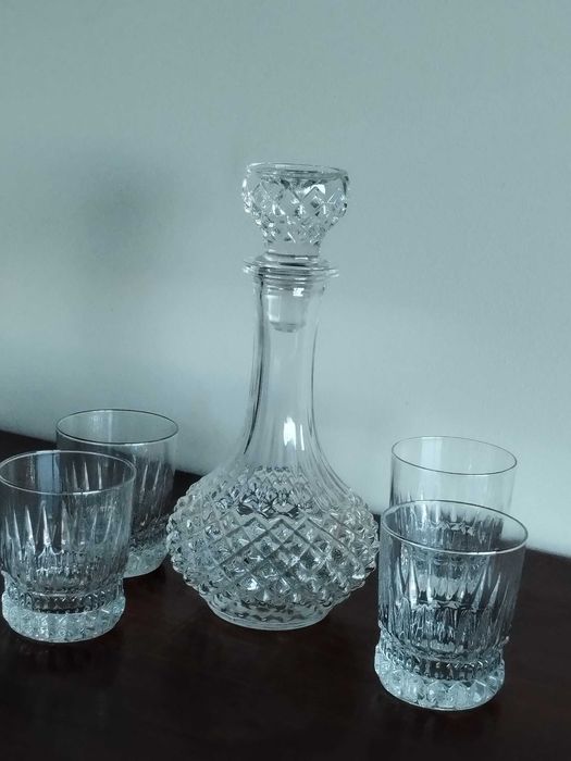 Conjunto de Garrafa de vidro e 4 copos rudo com relevo garavado