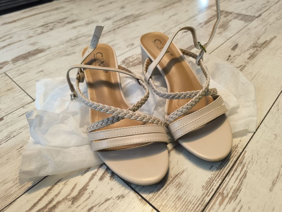 Sandały damskie 39 na obcasie