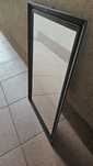 Lustro w metalowej ramie