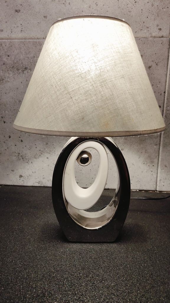 Nowoczesna lampa - biurko, salon