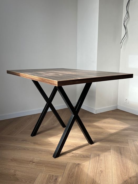 Стіл з металевим каркасом