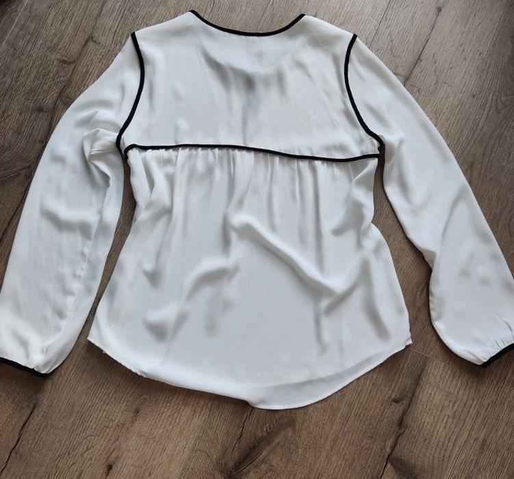 Biała bluzka oversize z czarną lamówką- Orsay - S / 36