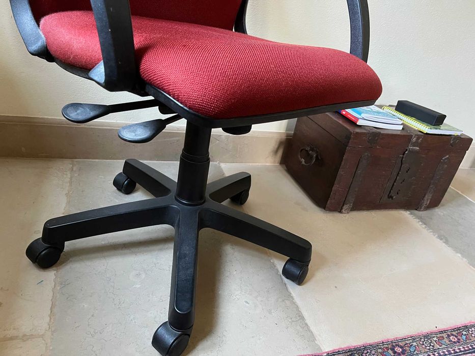 Cadeira escritorio ergonomica sobre rodas
