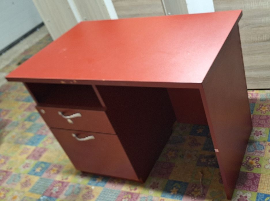 Solidne biurko z szufladami