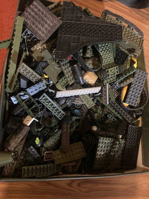 Коробки з лего деталями зеленого кольору