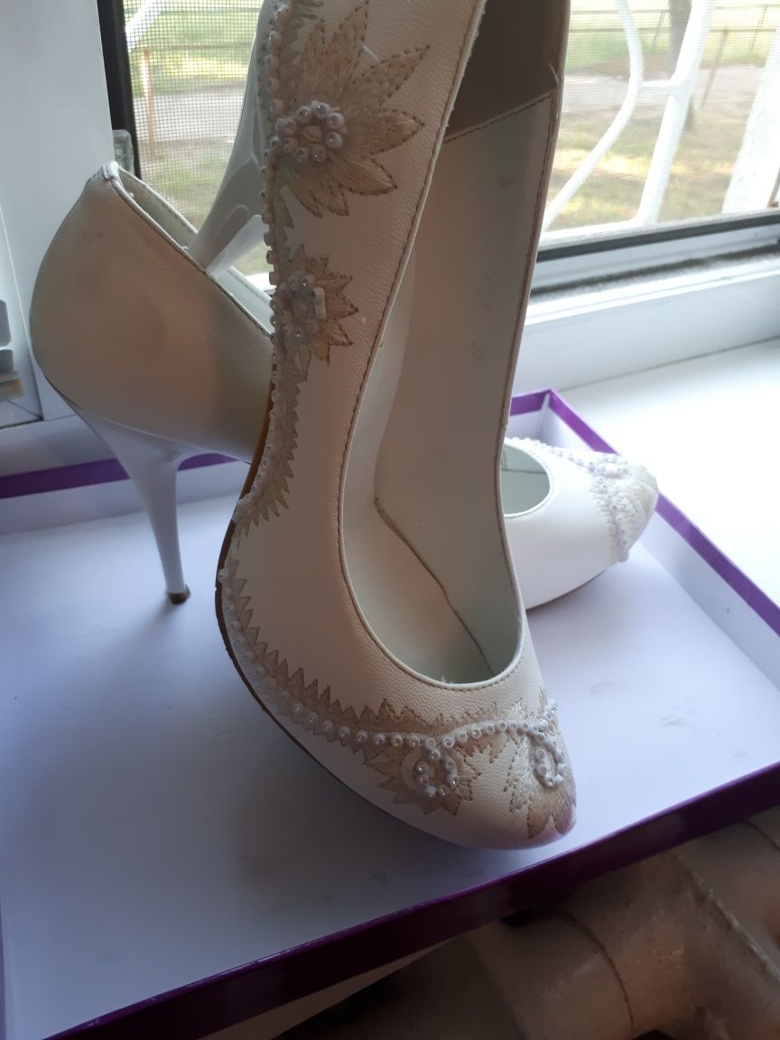 Свадебные туфли с вышивкой