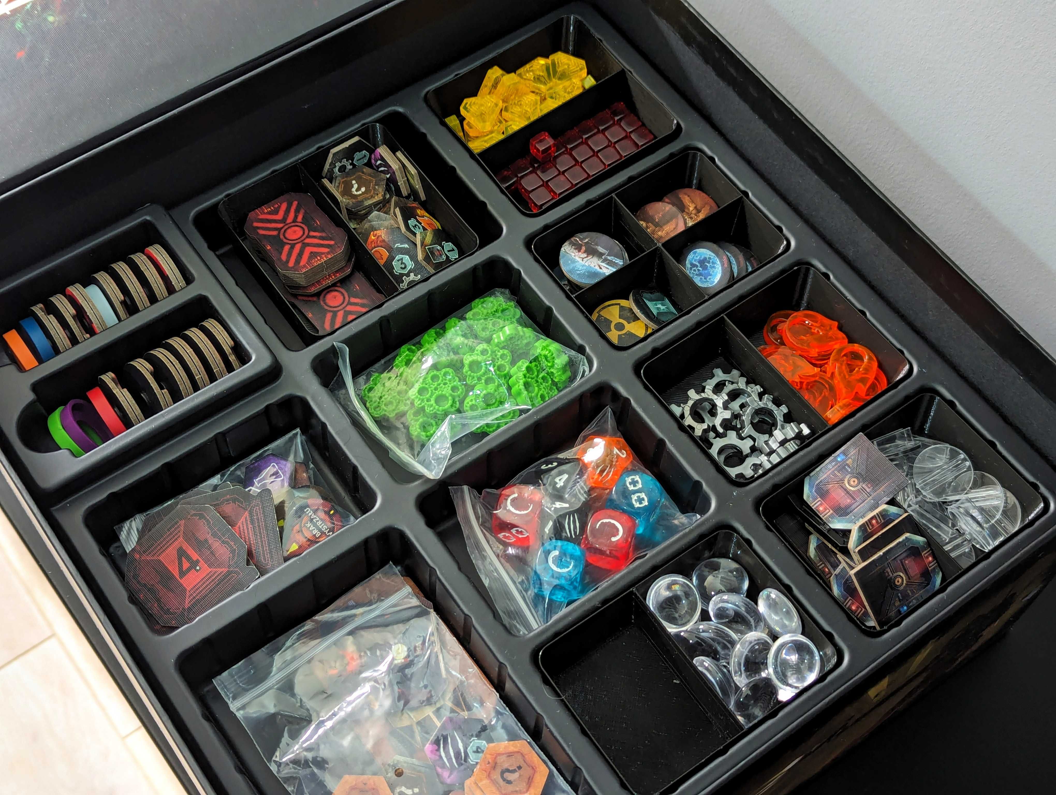 Nemesis Lockdown Insert Organizer na komponenty podajnik