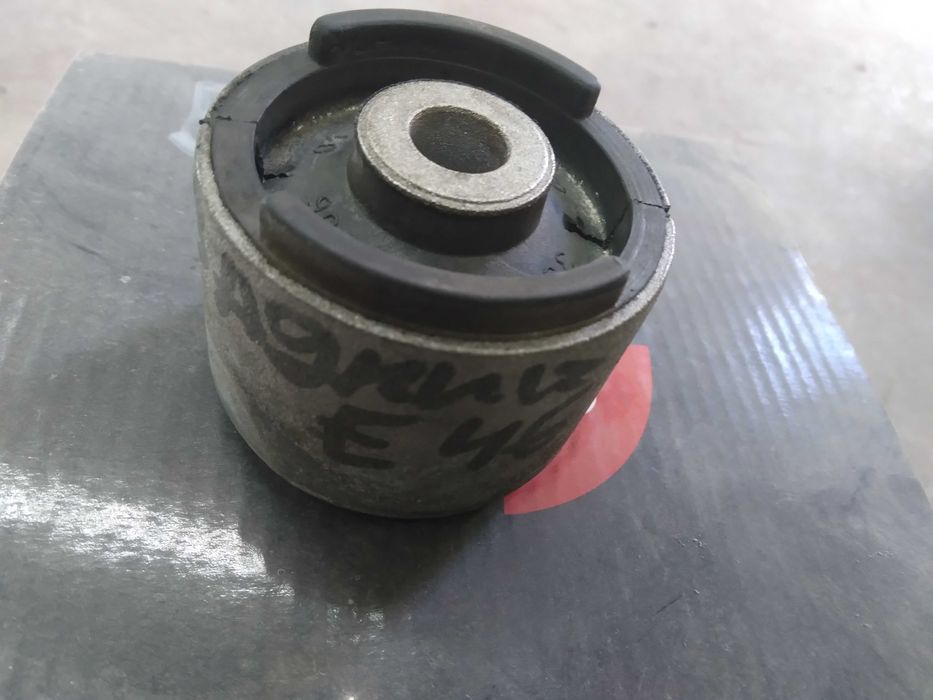 задний  Сайлентблок E46