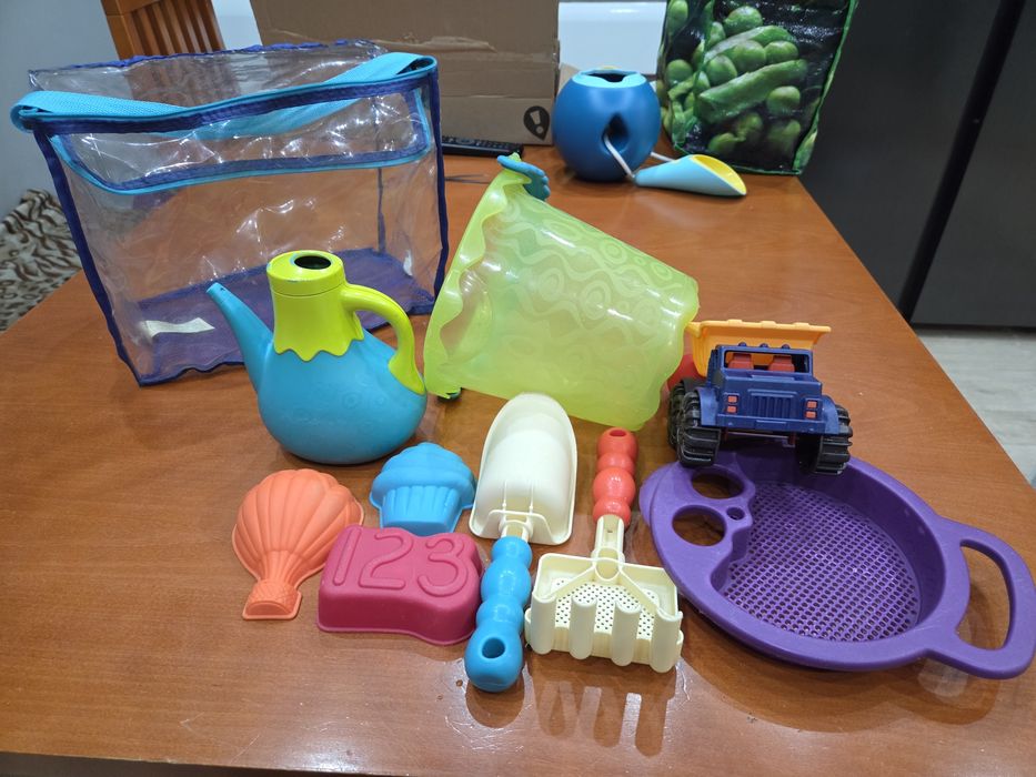 Duży zestaw (Quut i B.Toys) wielofunkcyjne zabawki na plażę
QUUT Forem