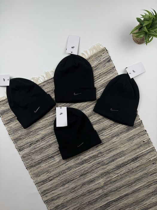 Шапка Nike Beanie Cuffed Swoosh