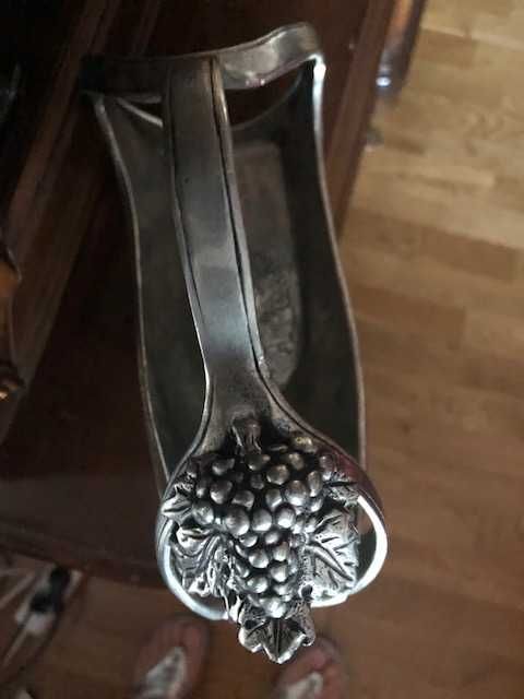 Elegante suporte de garrafa de vinho em estanho maciço