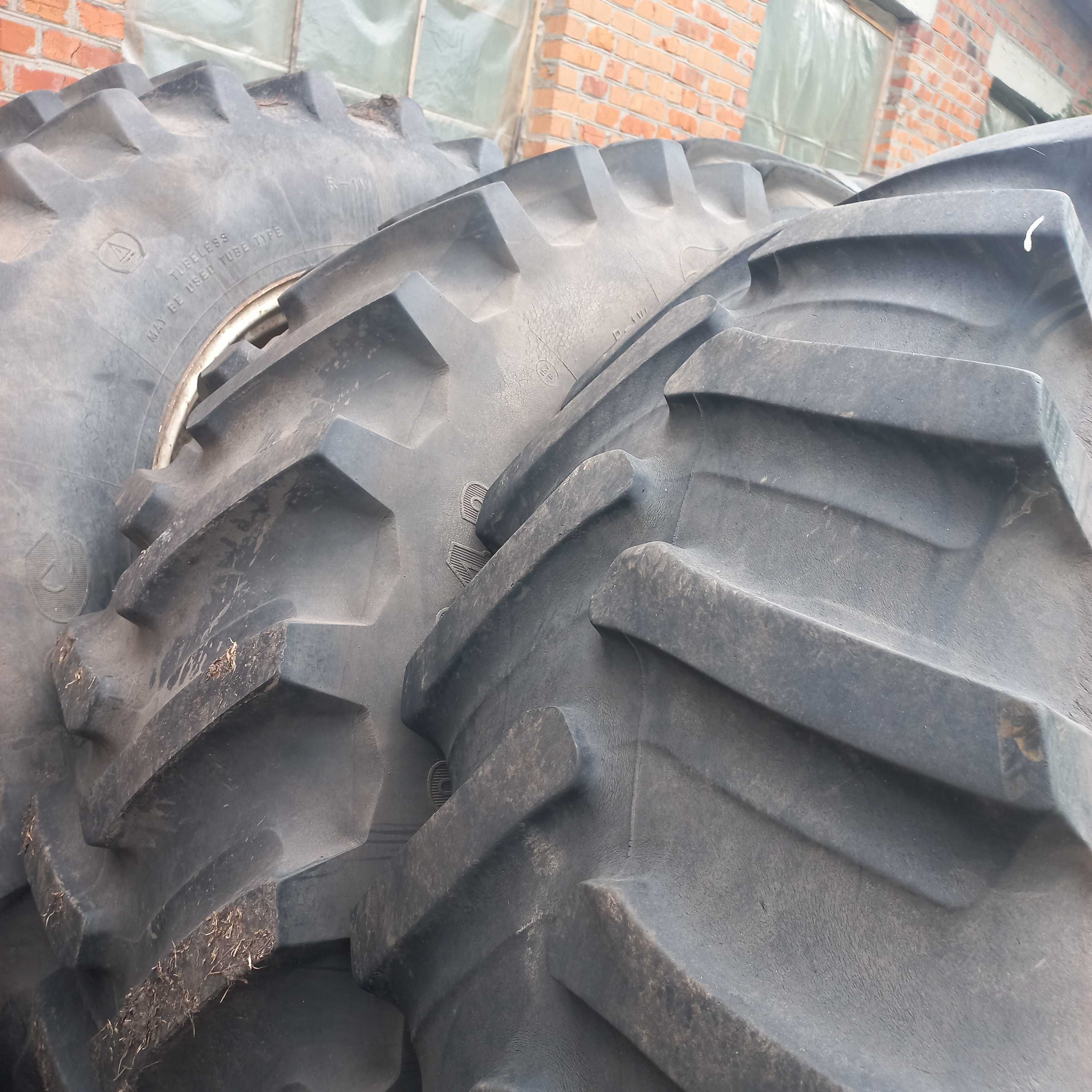 Шини -диски R-42 та R30 на трактор Case--New Holland