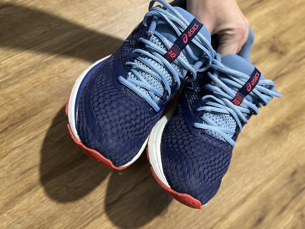Кросівки asics.