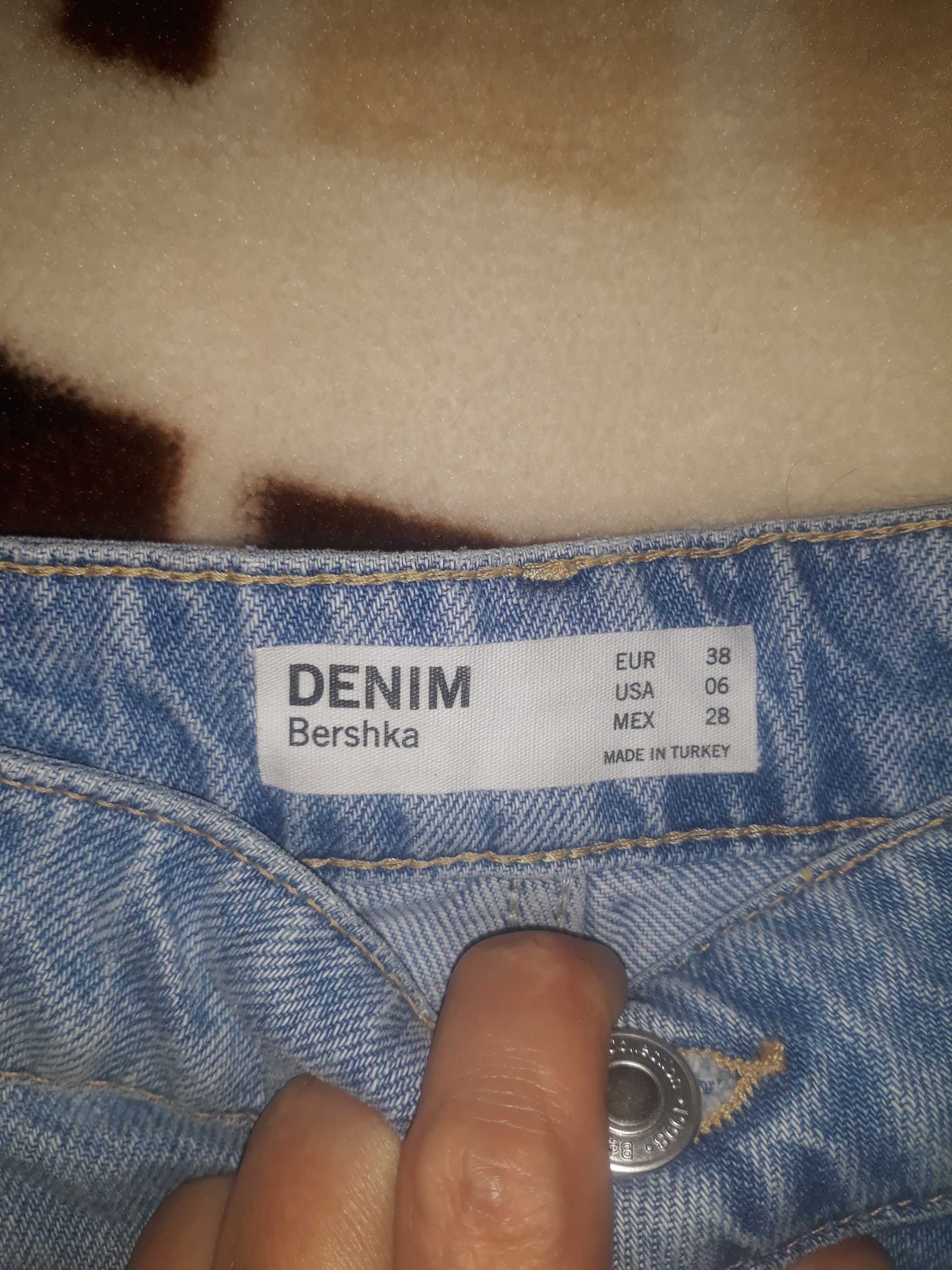 Джинсы голубые  Bershka