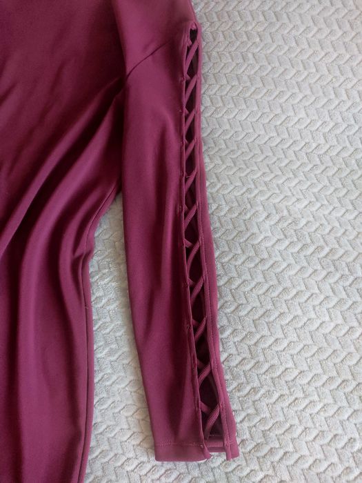 Śliwkowa ołówkowa mini sukienka z dekoracyjną aplikacją na rękawach