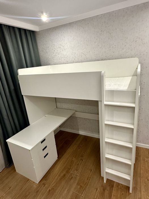 Ліжко-горище і письмовий стіл Ikea Smastad, ліжко на антресолі