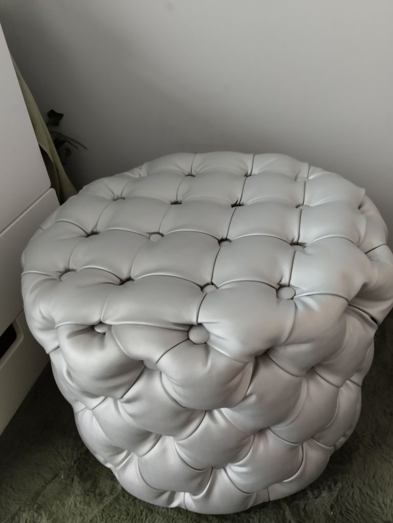 Srebrna pufa Chestefield 60 cm metalik