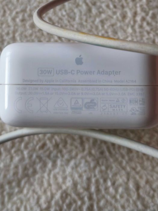 Carregador de parede USB-C da Apple com 30W de potência.