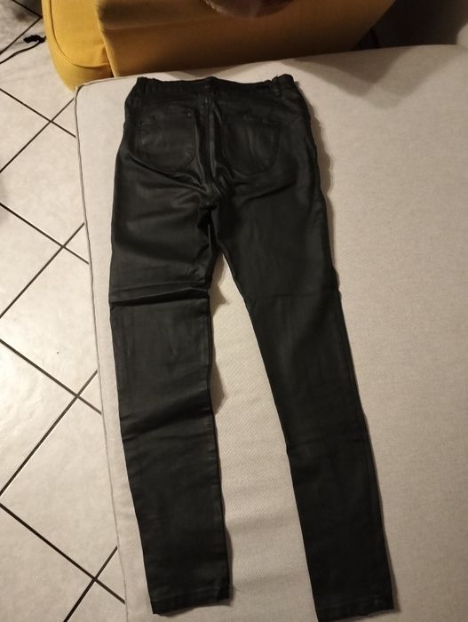Damskie czarne spodnie gumowane