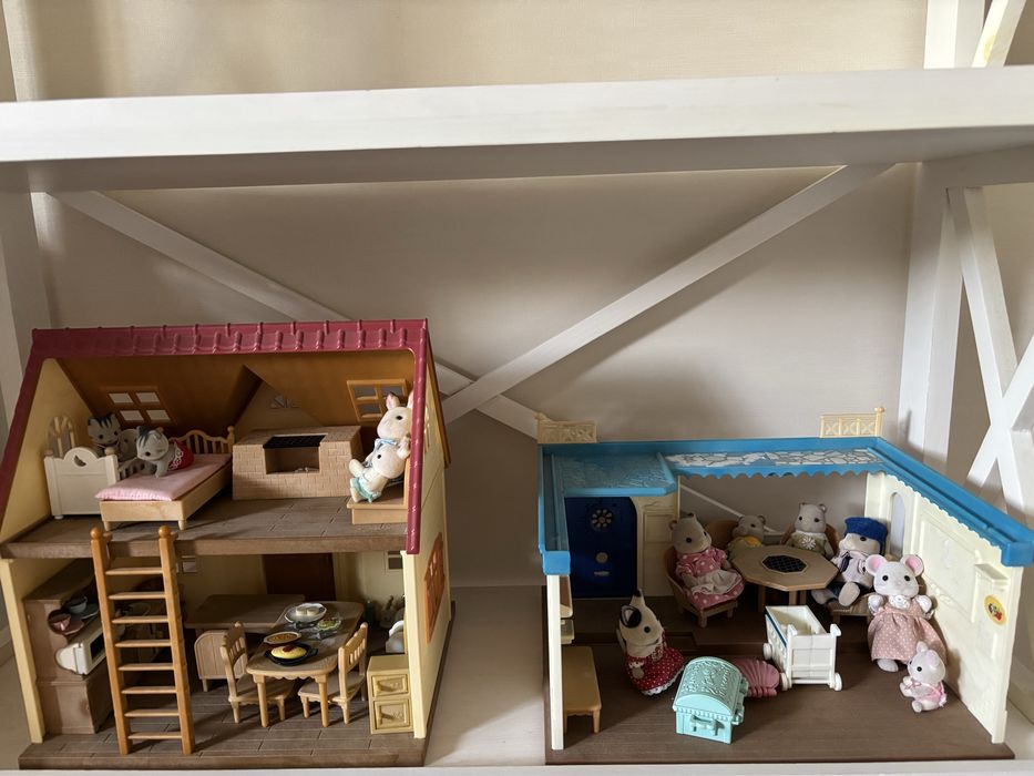 2 різні домівки для іграшкових тваринок