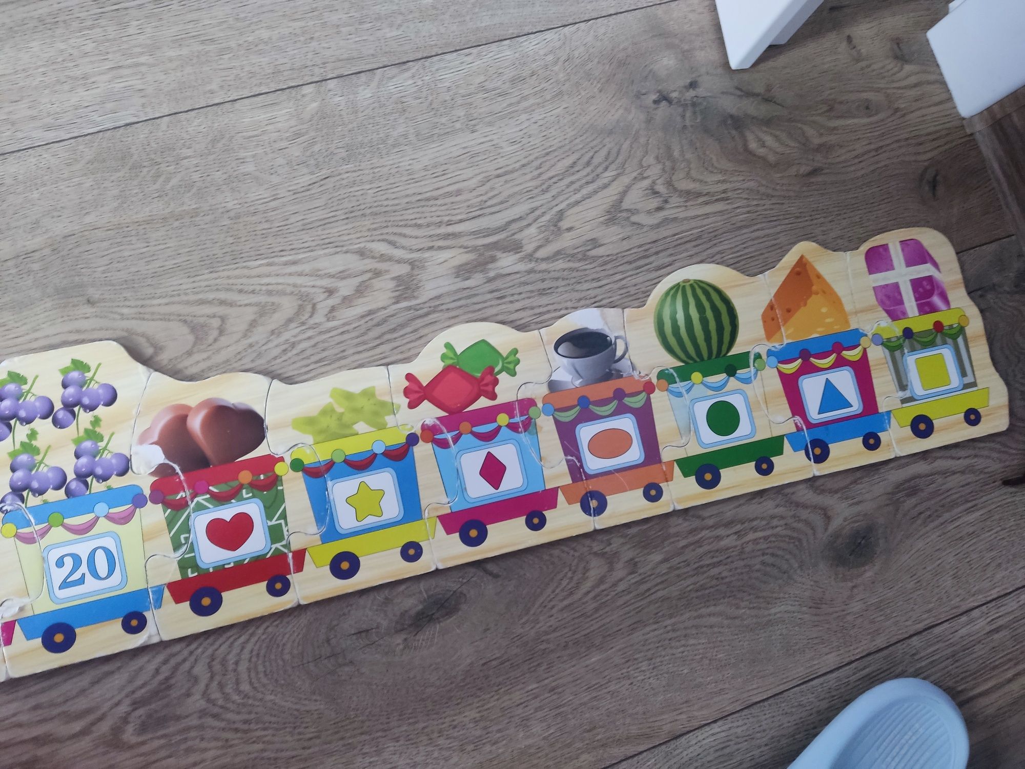 Drewniane puzzle pociąg