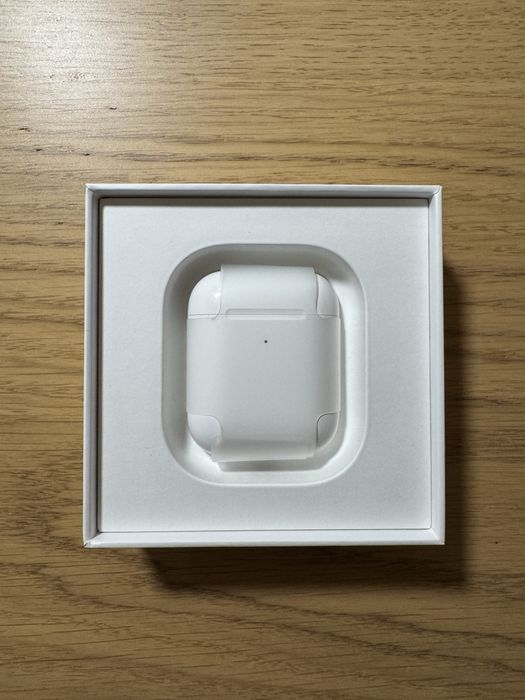 Słuchawki AirPods 2 z etui z ładowaniem indukcyjnym oraz z etui Elago