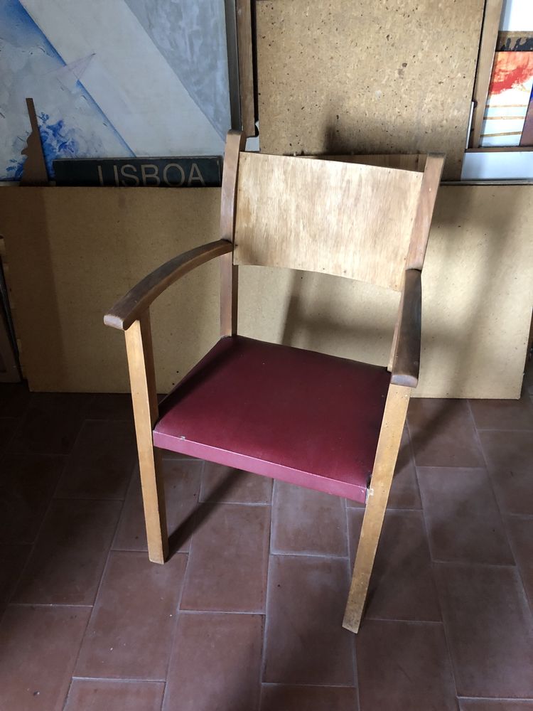 Vende-se uma cadeiras de braços por 30 €