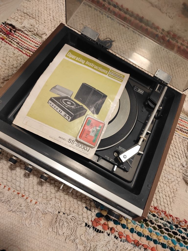 Gira discos e radio (Panasonic) de 1969