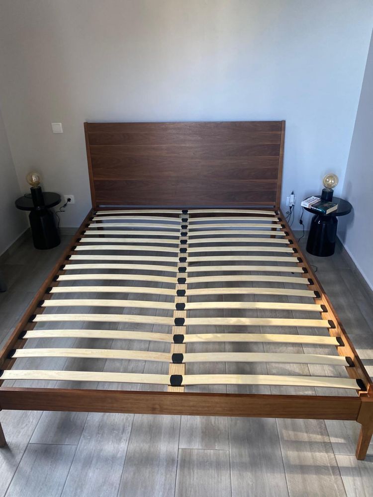 Cama de madeira maciça 160x200. Esta cono nova.