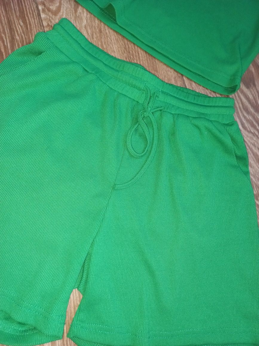 Жіночий зелений костюм-двійка в рубчик шортами на літо