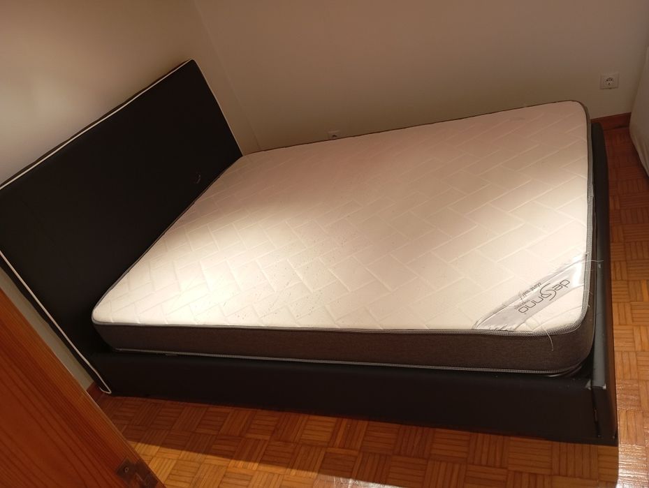 Cama casal forrada a pele sintética