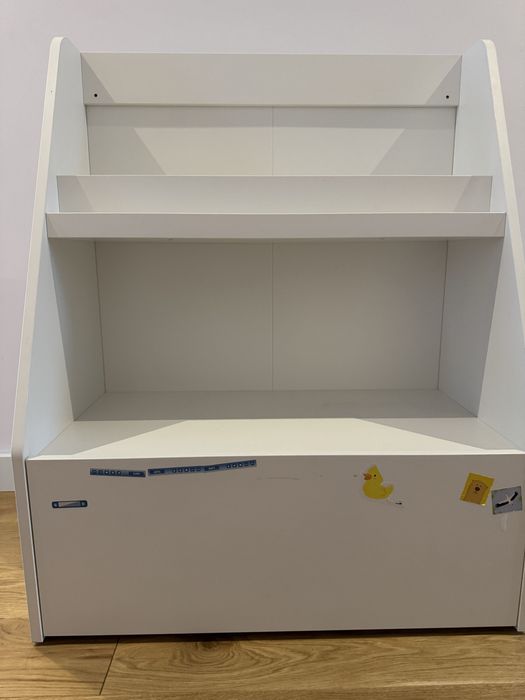Regał Ikea Bergig na ksiażki do pokoju dzieciecego.