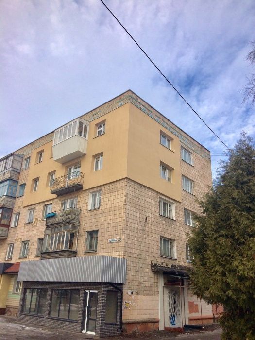 Висотні роботи. Альпіністи. Верхолази. Утеплення фасадів квартир.