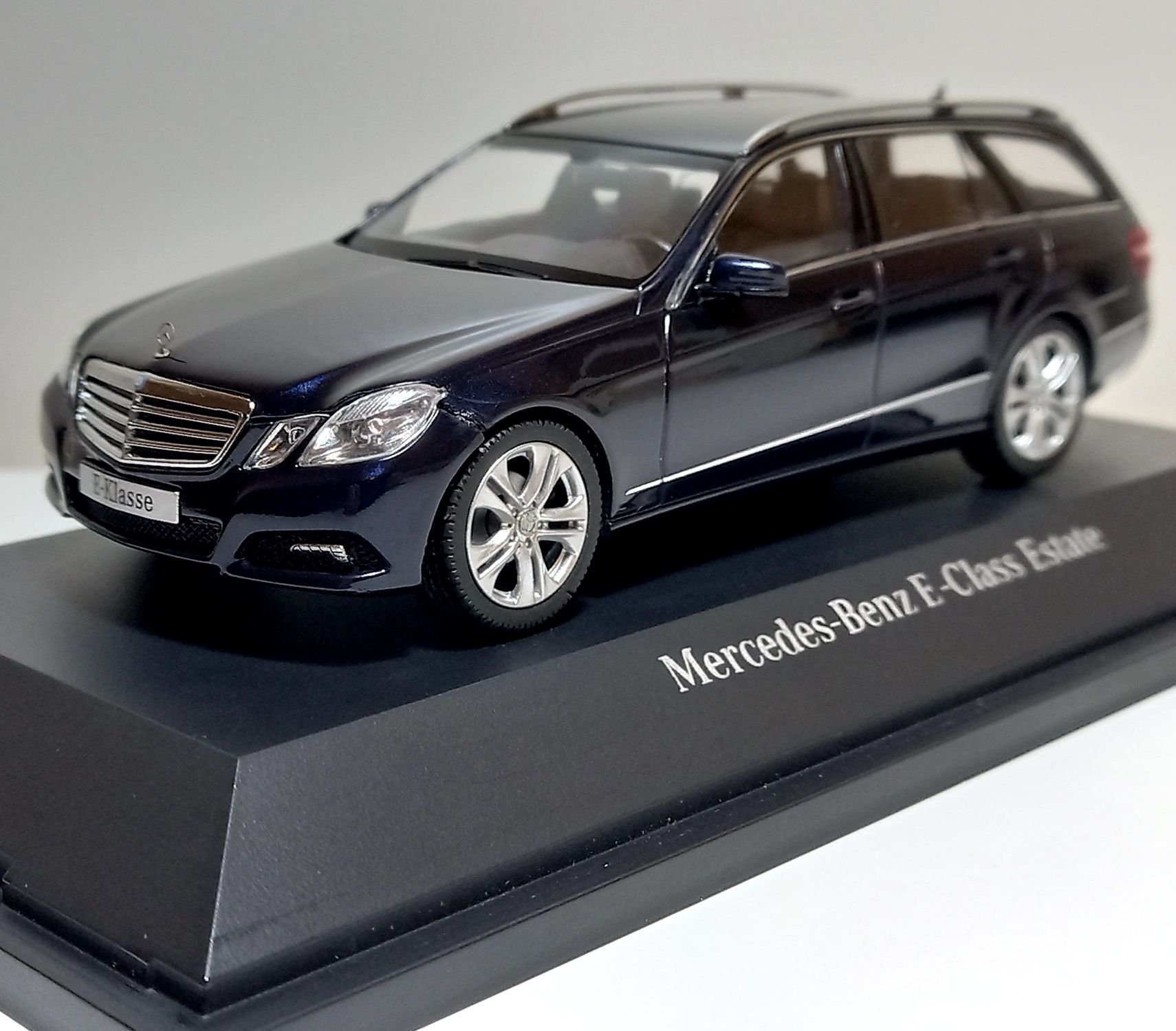 Модель 1:43 Schuco Mercedes-Benz Е-klasse S212