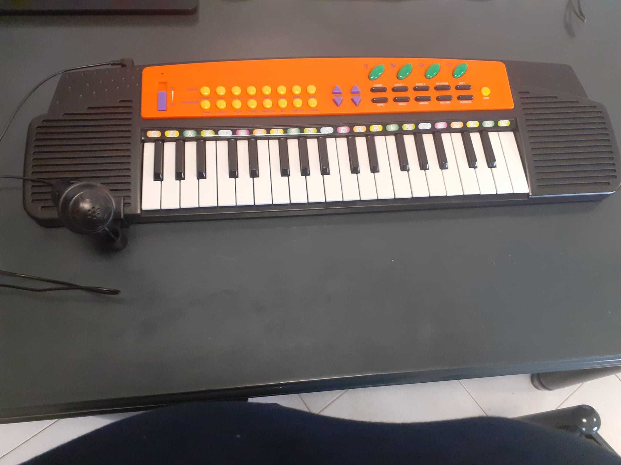 Teclado eletrónico de 22 teclas, com microfone, marca Simba