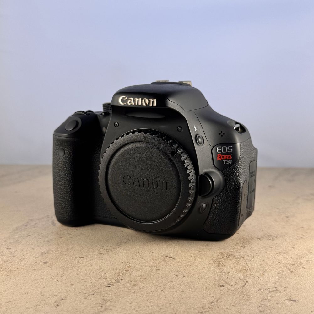 Canon 600D com lente EF-S 18-135 f/3.5-5.6 IS STM