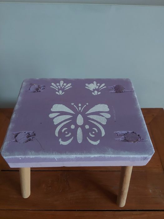 Uroczy, liliowy stołek/taboret maloway hand made z drewna dla dzieci
