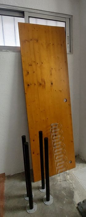 Tampo para secretária com 4 pés e estrutura para cabos