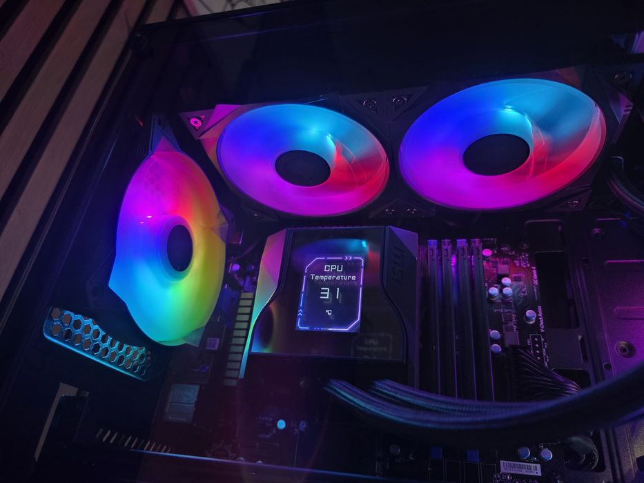 Komputer gamingowy MSI. W zestawie monitor, klawiatura oraz mysz