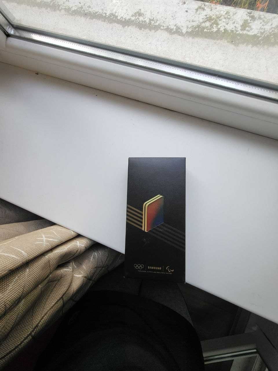 Samsung z flip 6 не распаковывался, с олимпийской символикой!