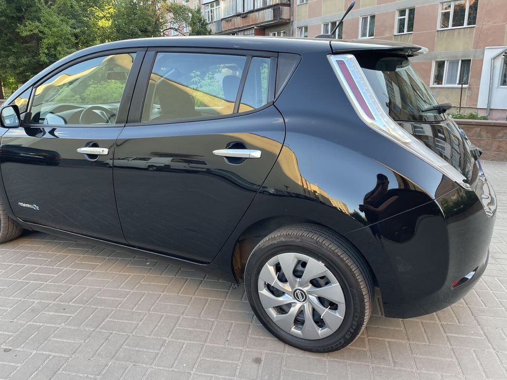 Електромобіль Nissan leaf