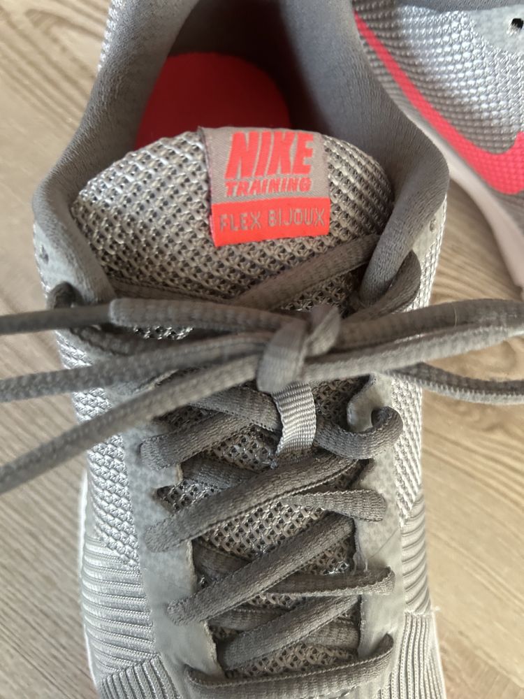 Новые кроссовки Nike FLEX BIJOUX