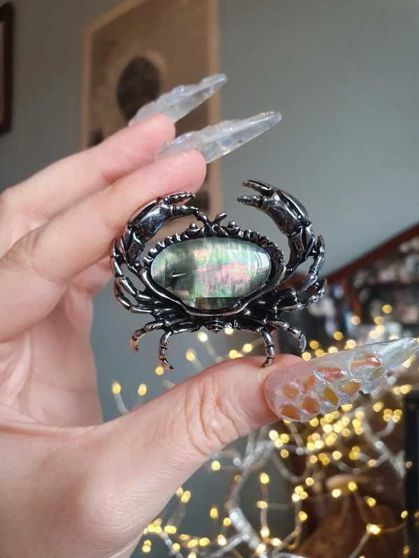 Pendente ou broche / pregadeira caranguejo com concha ou imitação