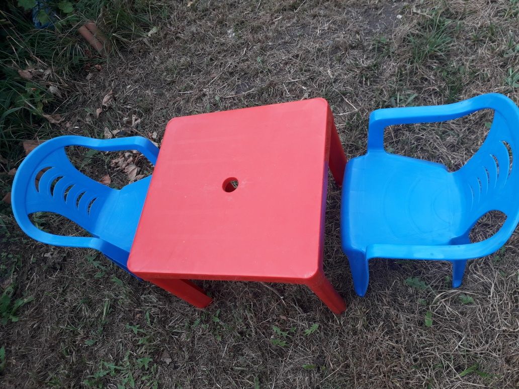 Stolik dla dziecka z dwoma  krzeselkami