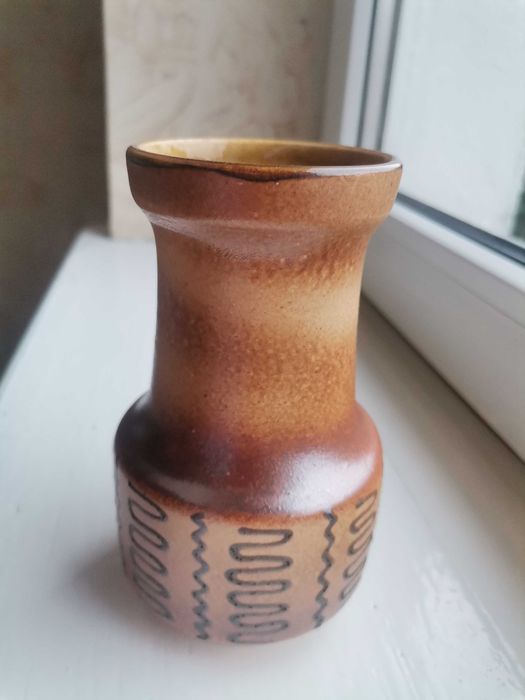 Brązowy wazonik ceramiczny