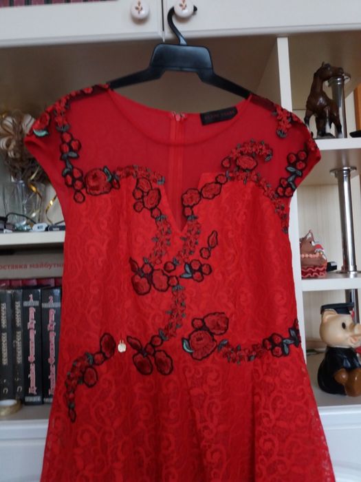 Платье нарядное ( гипюровое с вышивкой, красное). Производство Франц
