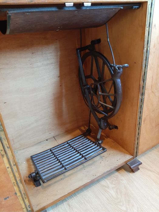 Móvel com máquina de costura Singer