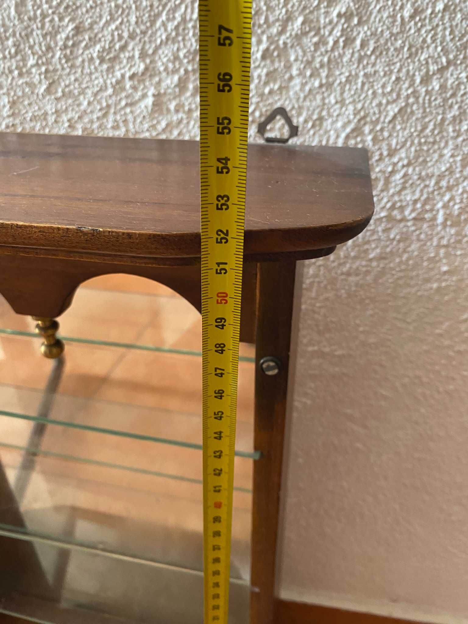 Móvel de parede pequeno para miniaturas